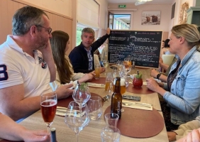 Souper mérité à la Vache Qui Vole après une promenade et les draisines. JB présente le menu